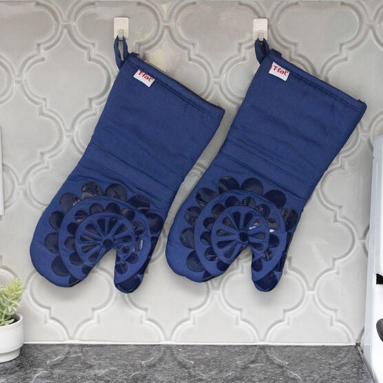 Medallion Silicone Oven Mitts, Set Of 2, , alternate image number null