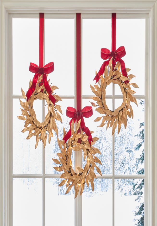 Set Of 3 Cordless Pre-Lit Mini Christmas Wreaths image number 0