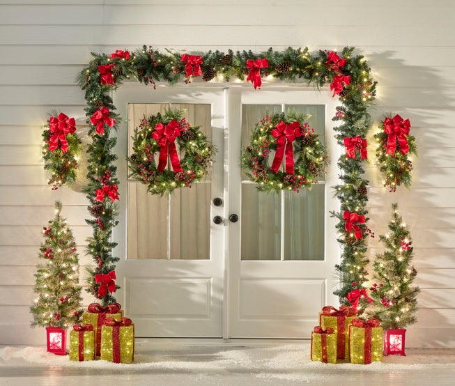 28" Pre-Lit Holiday Classic Wreath image number 6