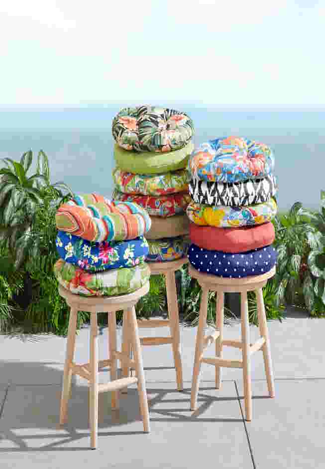 BH Outdoor Performance Tufted Round Chair cushion image number 1