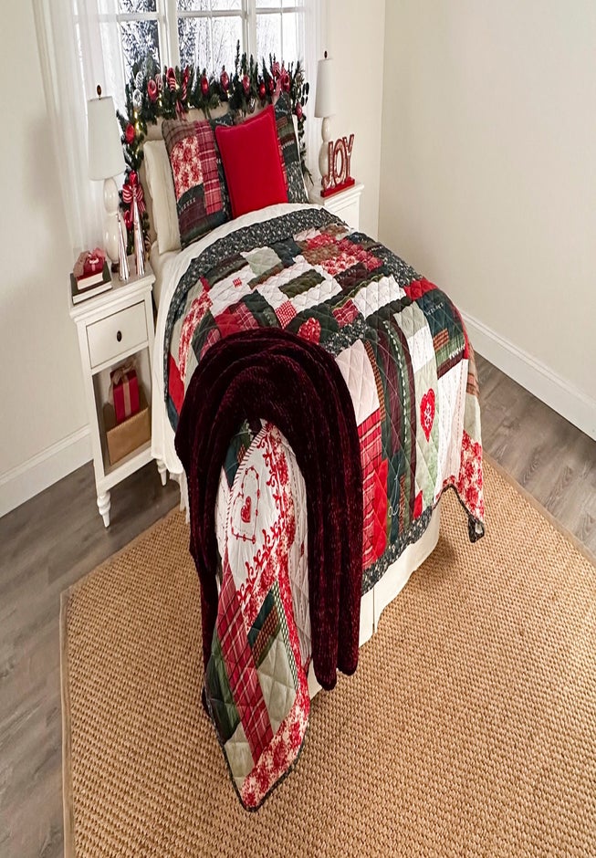 Holiday Patchwork Quilt 3-PC Set image number 1