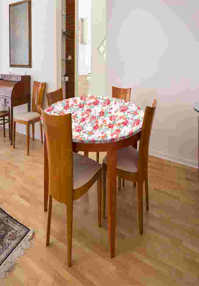 5’ Round Stretch-Fit Table Cover image number 0