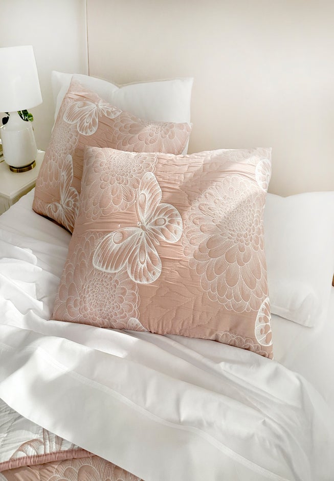 Monarch Matelass&eacute; Reversible Bedspread Set image number 1