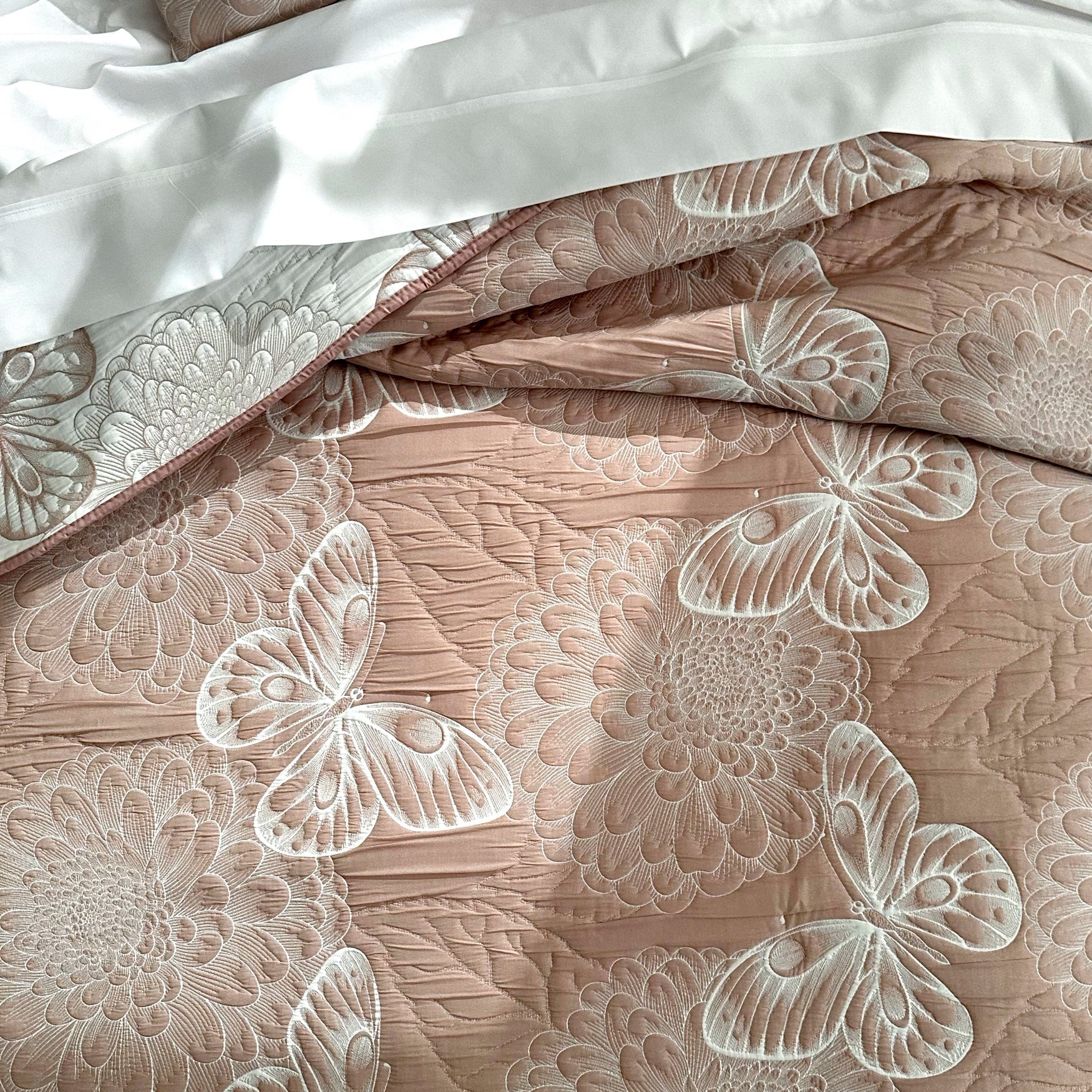 Monarch Matelass&eacute; Reversible Bedspread Set image number 3